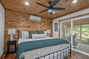 Alone At Last - New LUX Tiny Cabin - WiFi - Hot Tub 5321